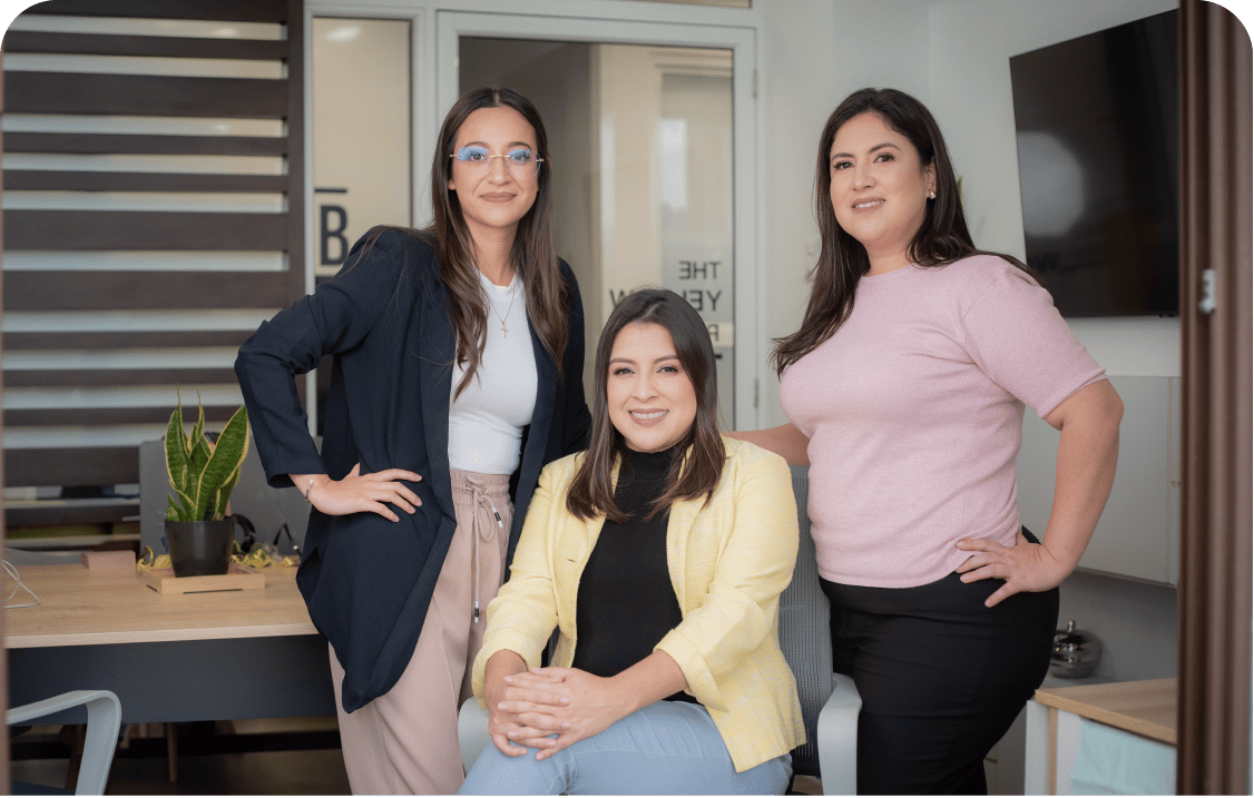 3 mujeres sonriendo
